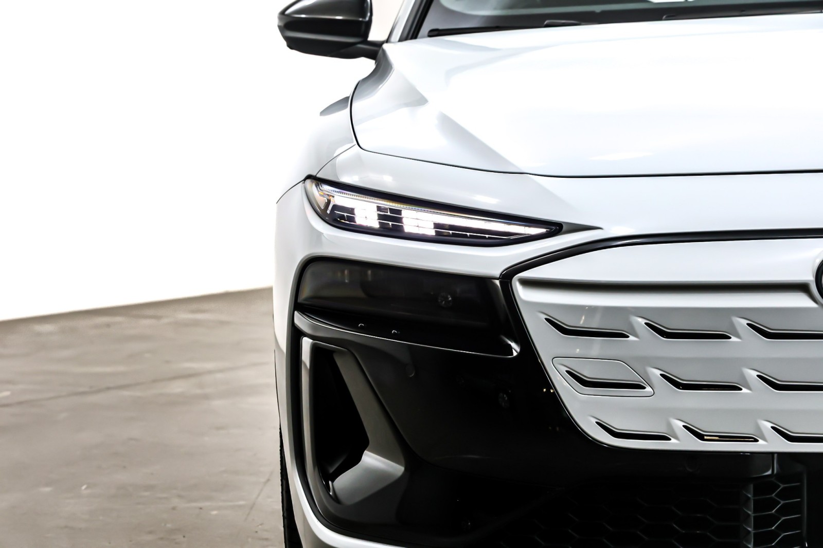 Used 2025 Glacier White Metallic Audi Premium Plus quattro image 15