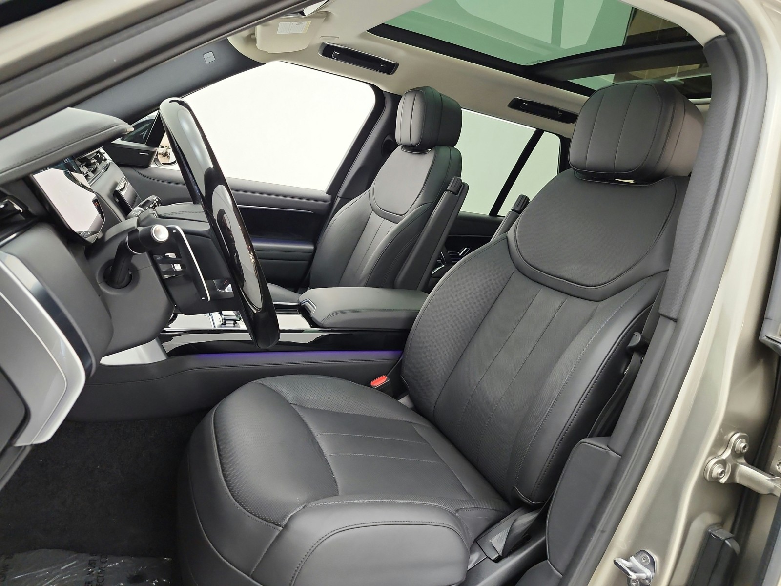 Used 2023 Batumi Gold Premium Metallic Land Rover P400 SE SWB image 10
