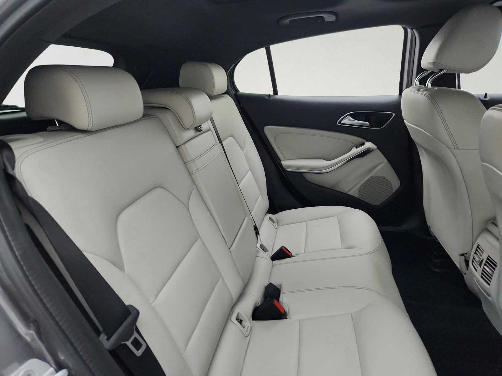 Used 2018 Mountain Grey Metallic Mercedes-Benz GLA 250 image 31