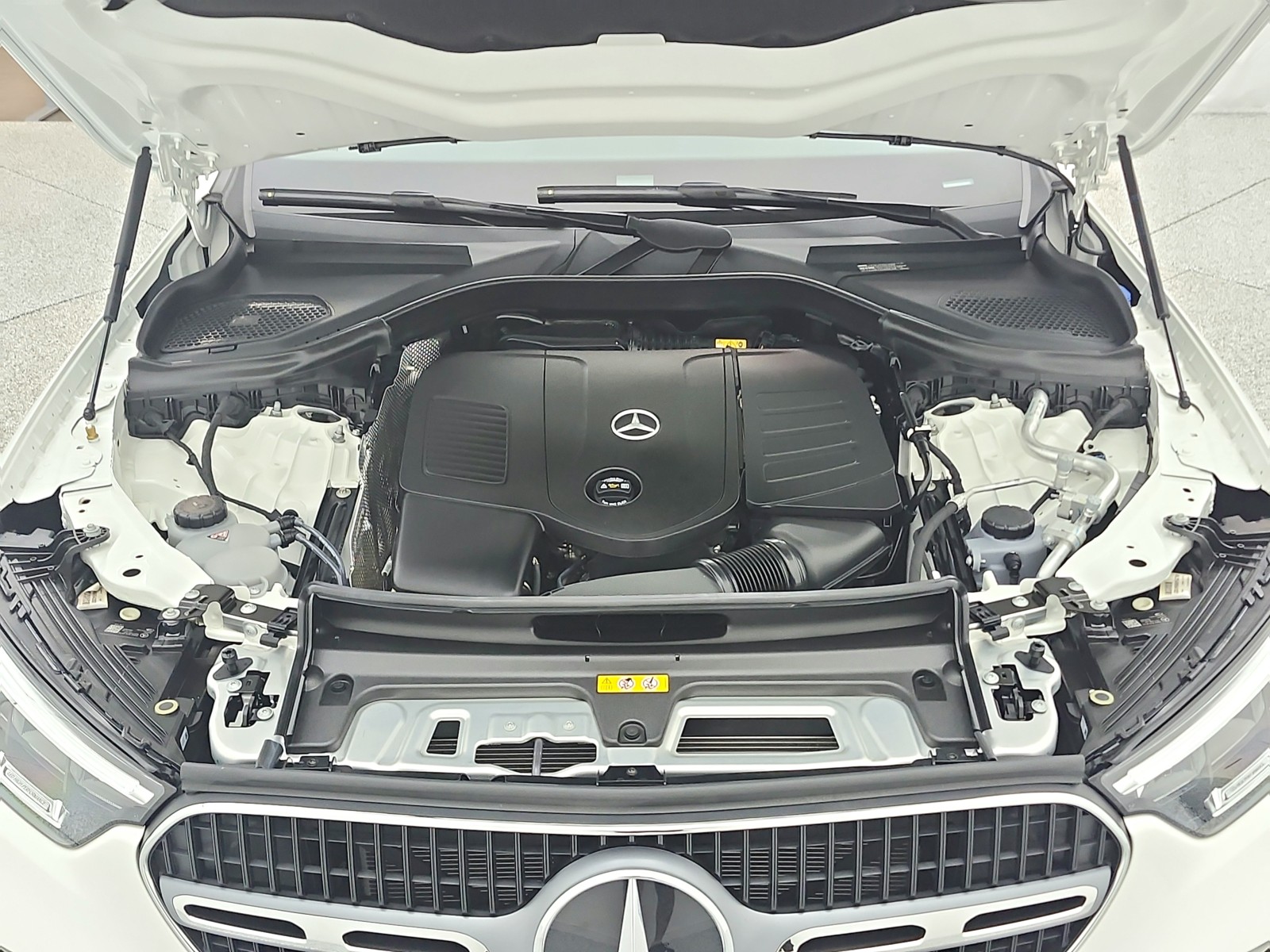 Certified Used 2025 Polar White Mercedes-Benz GLC 300 SUV image 13