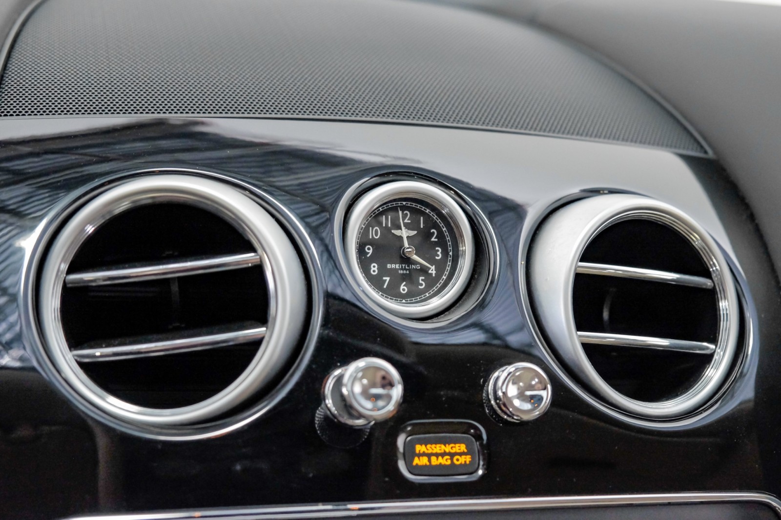 2015 Bentley Flying Spur V8 Mulliner RearEntertainment 21Alloys PicnicTable 32