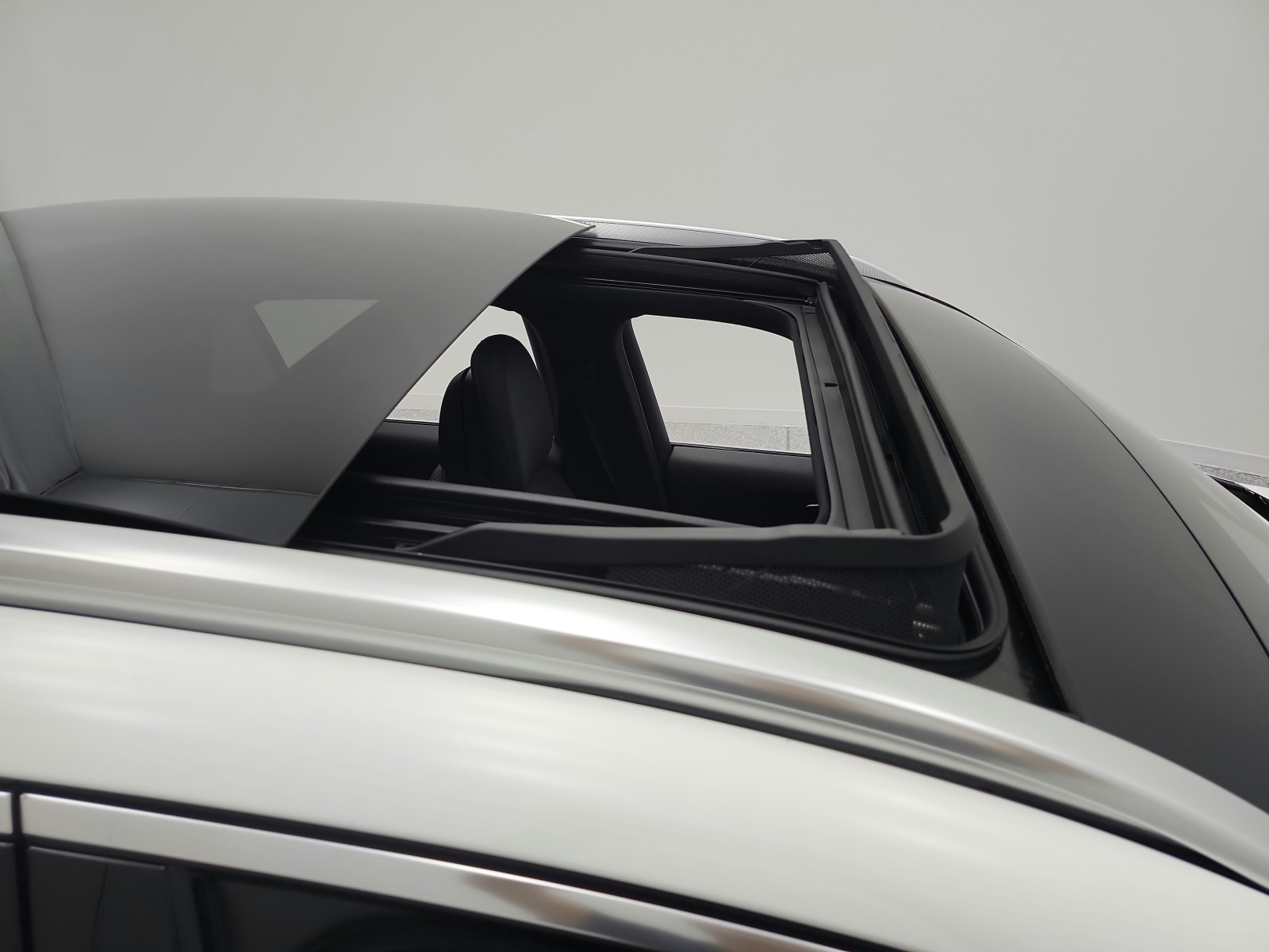 Certified Used 2025 Polar White Mercedes-Benz GLC 300 SUV image 23