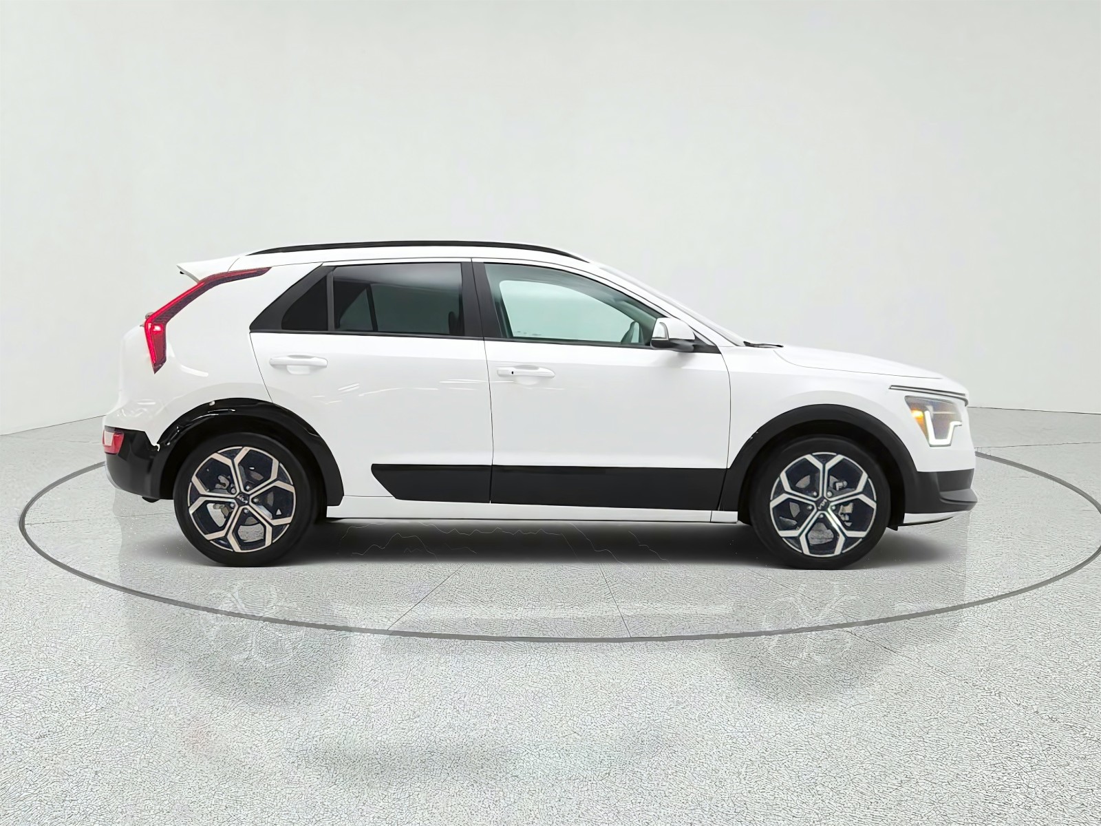 Used 2023 Snow White Pearl Kia EX Touring FWD image 4