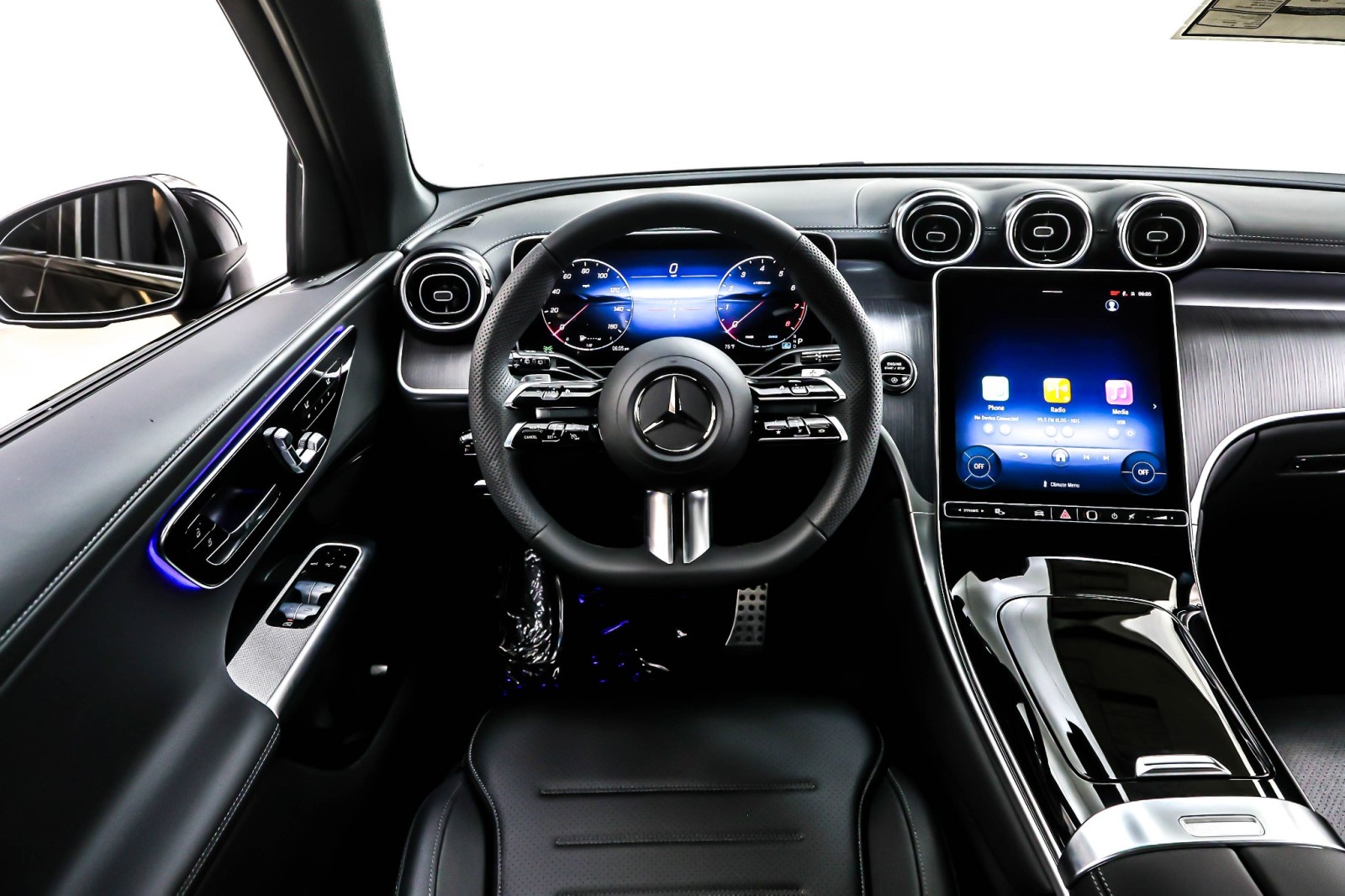 New 2026 Black Mercedes-Benz GLC 300 image 4