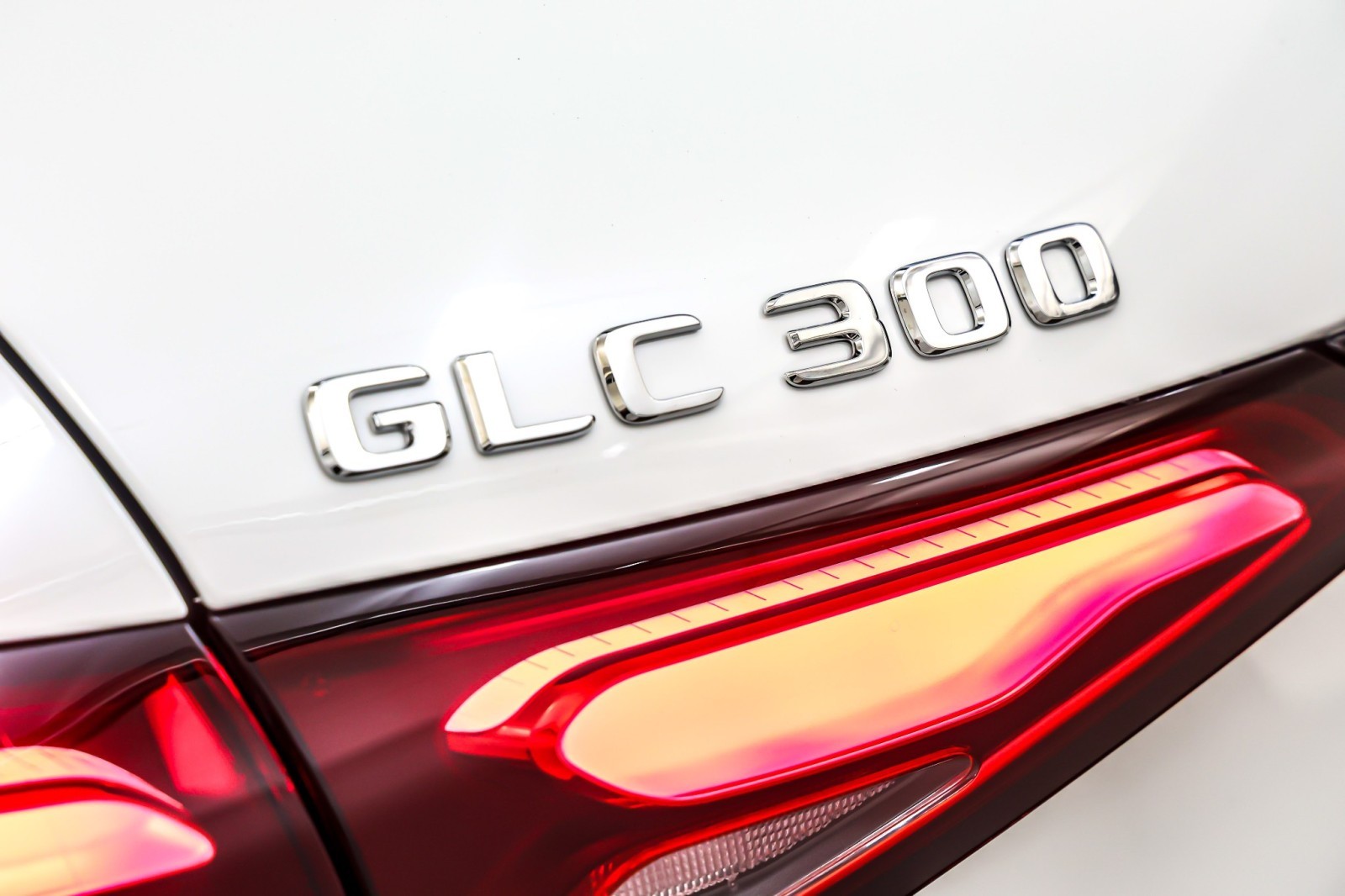 New 2026 Polar White Mercedes-Benz GLC 300 image 9