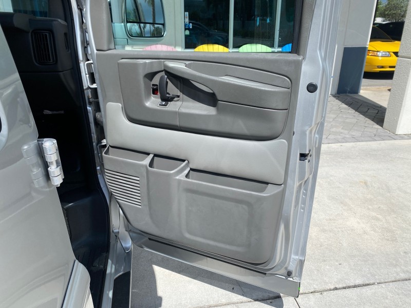 2013 GMC SAVANA HI TOP CONVERSION HANDICAP LIFT LOW MILES 24,857 in , 