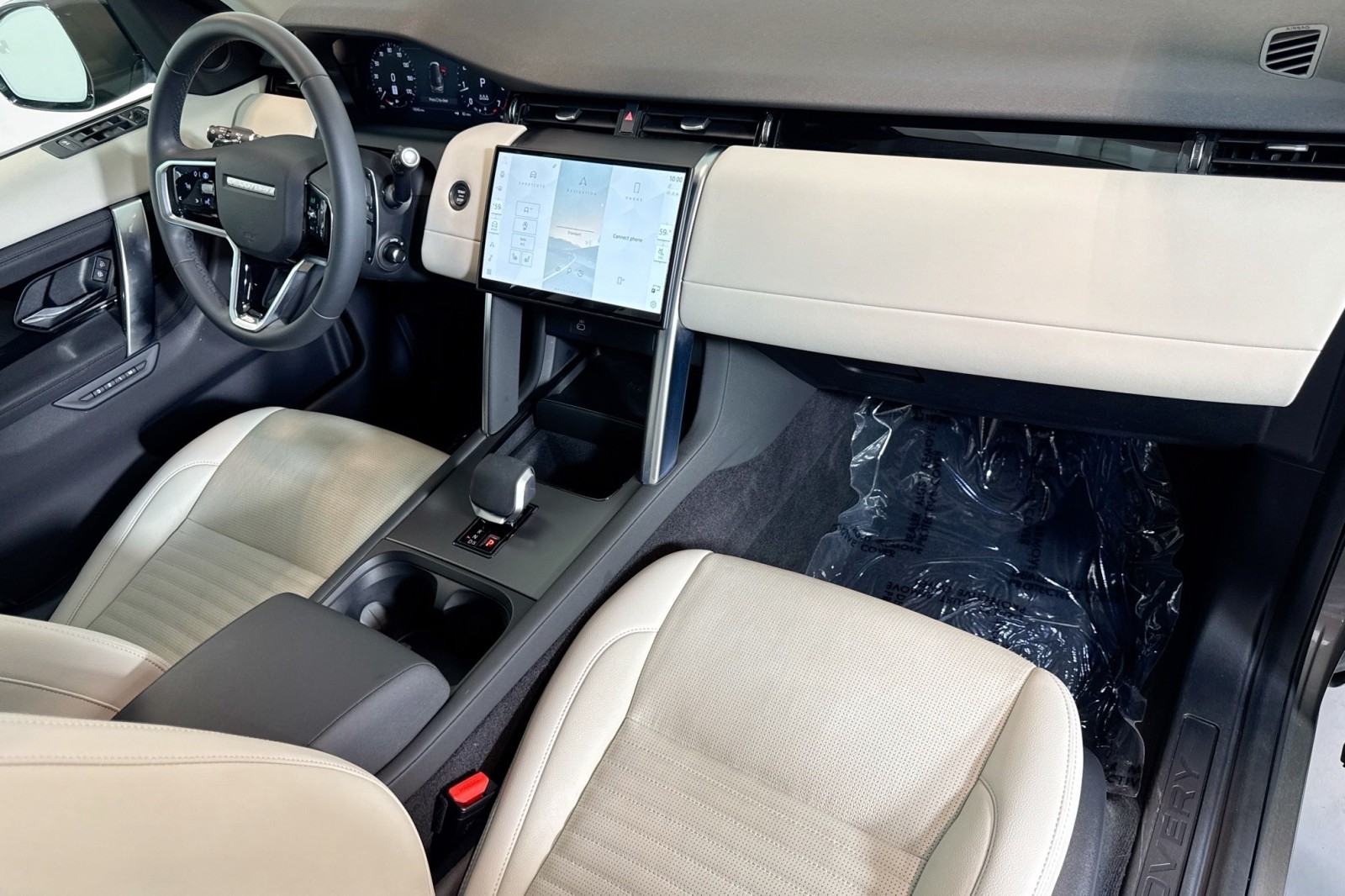 Used 2024 Silicon Silver Premium Metallic Land Rover Core S image 26