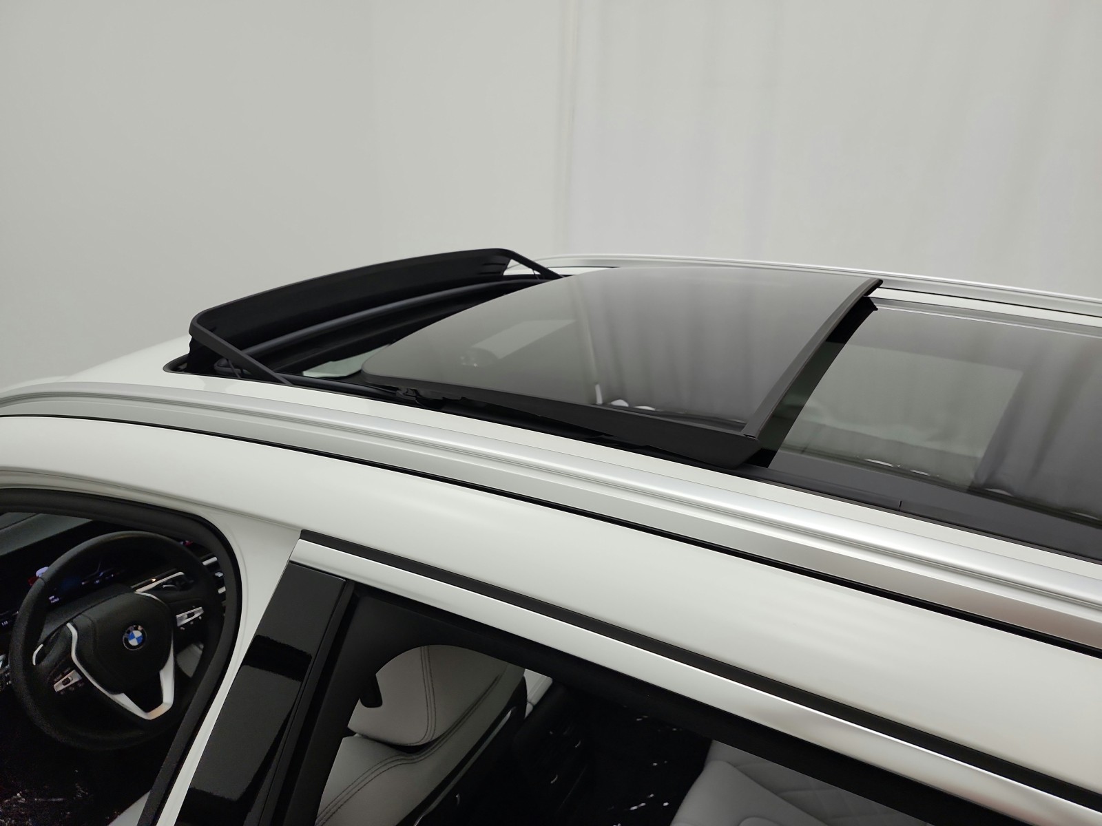 Used 2024 Alpine White BMW sDrive40i Sports Activity Vehicle image 11