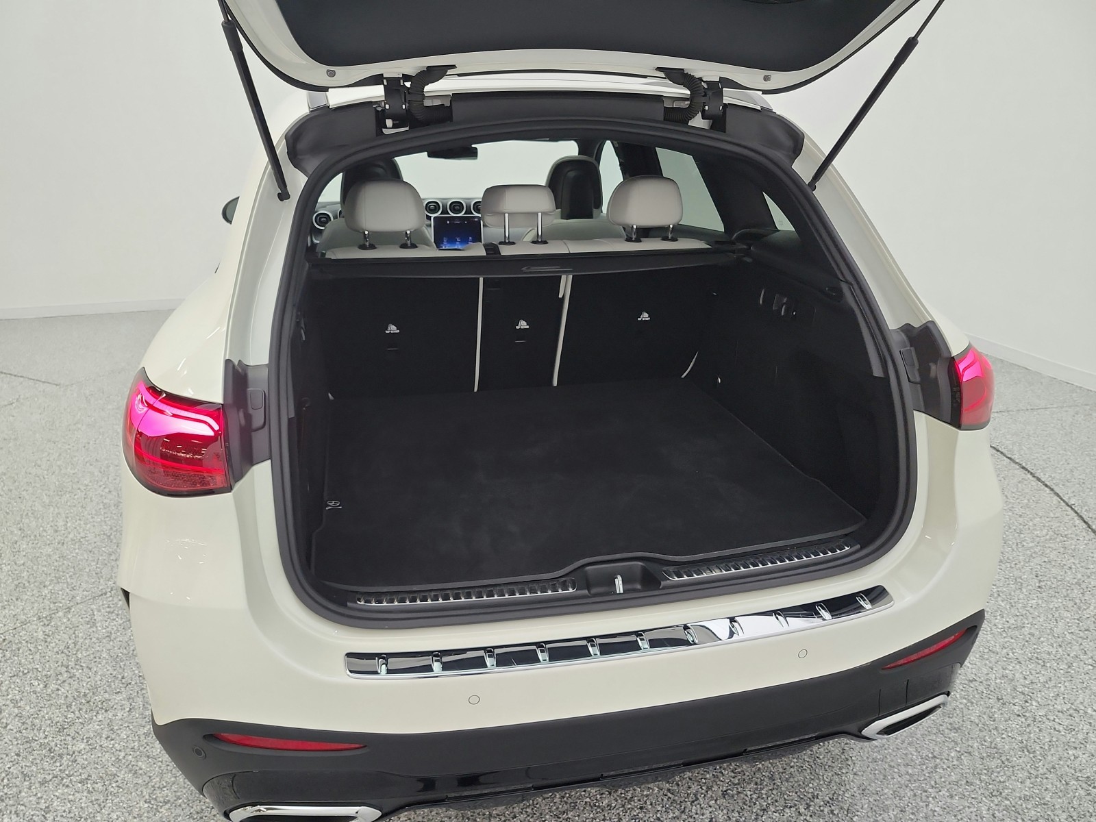 Certified Used 2023 MANUFAKTUR Diamond White Metallic Mercedes-Benz GLC 300 SUV image 26