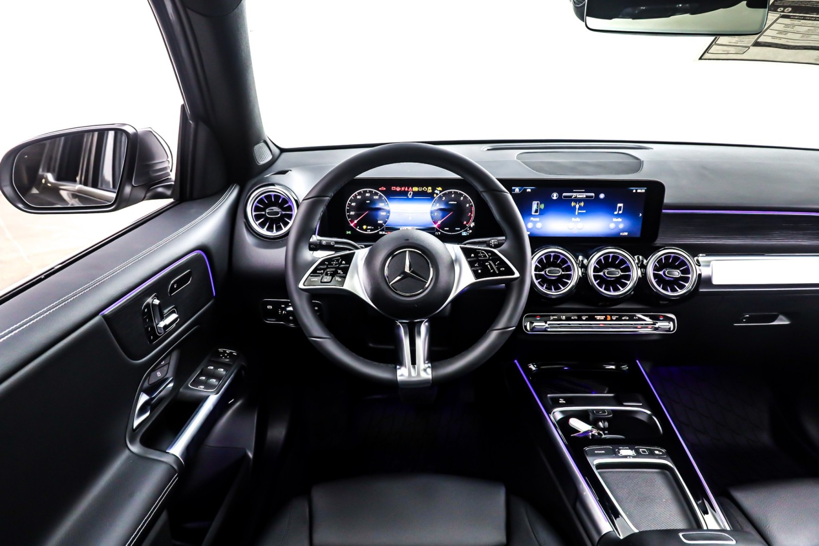 New 2026 Mountain Grey Metallic Mercedes-Benz GLB 250 SUV image 4