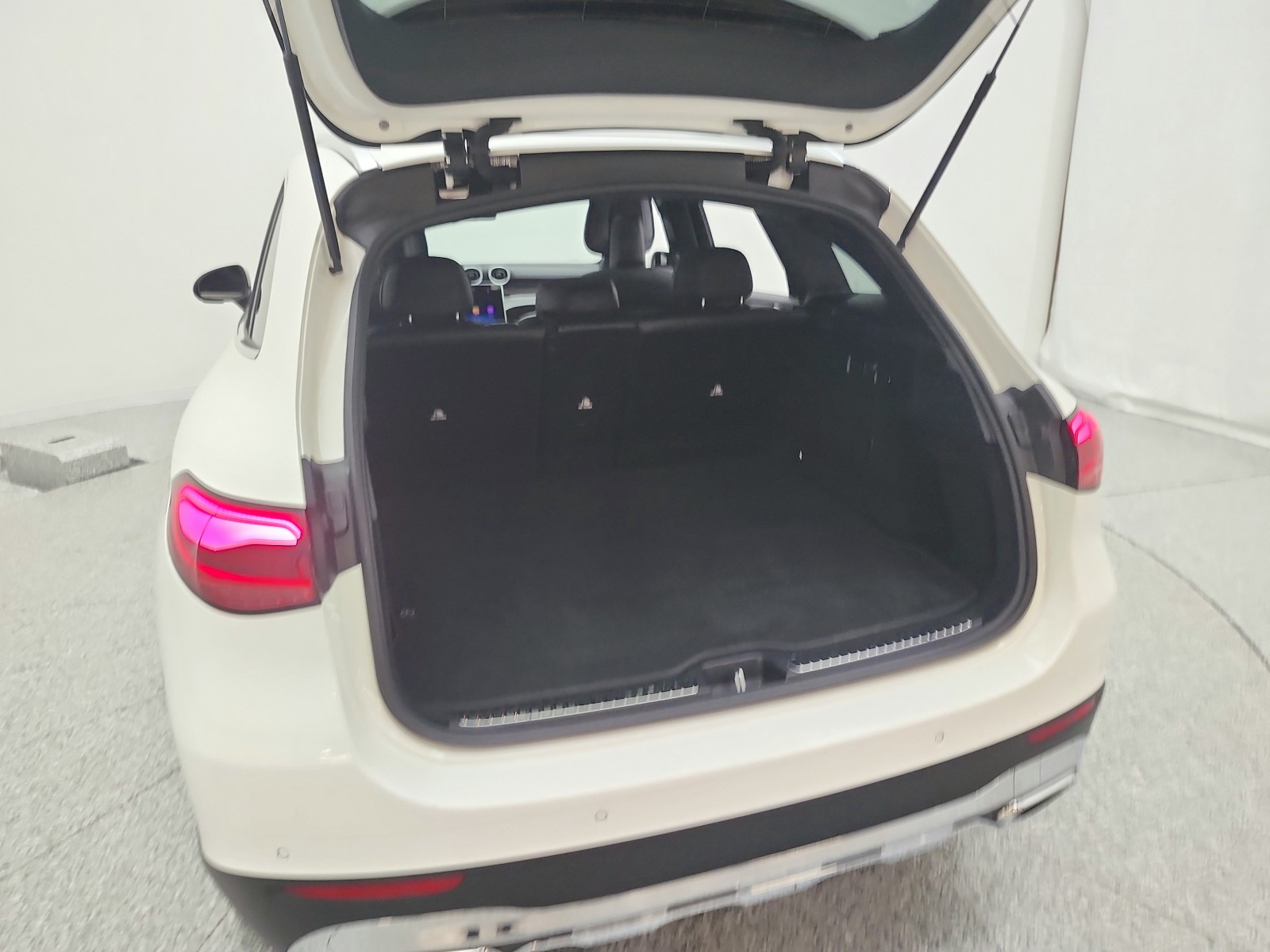 Certified Used 2025 Polar White Mercedes-Benz GLC 300 SUV image 25