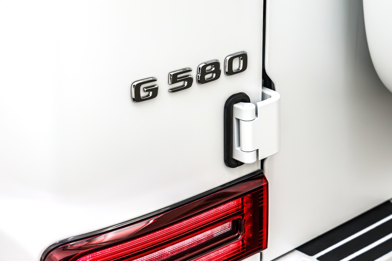 New 2025 MANUFAKTUR Moonlight White Magno Mercedes-Benz G 580e image 9