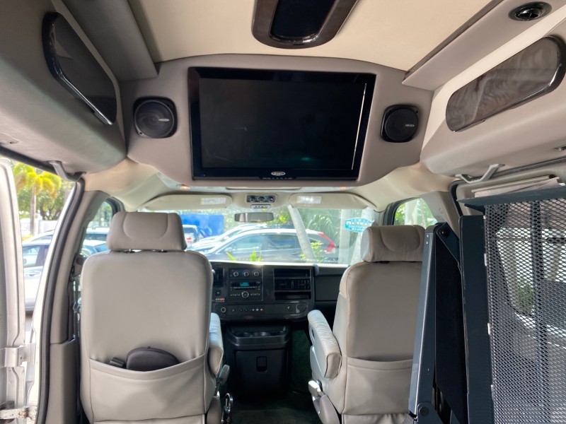 2013 GMC SAVANA HI TOP CONVERSION HANDICAP LIFT LOW MILES 24,857 in , 