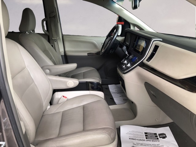 2015 Toyota Sienna XLE 15