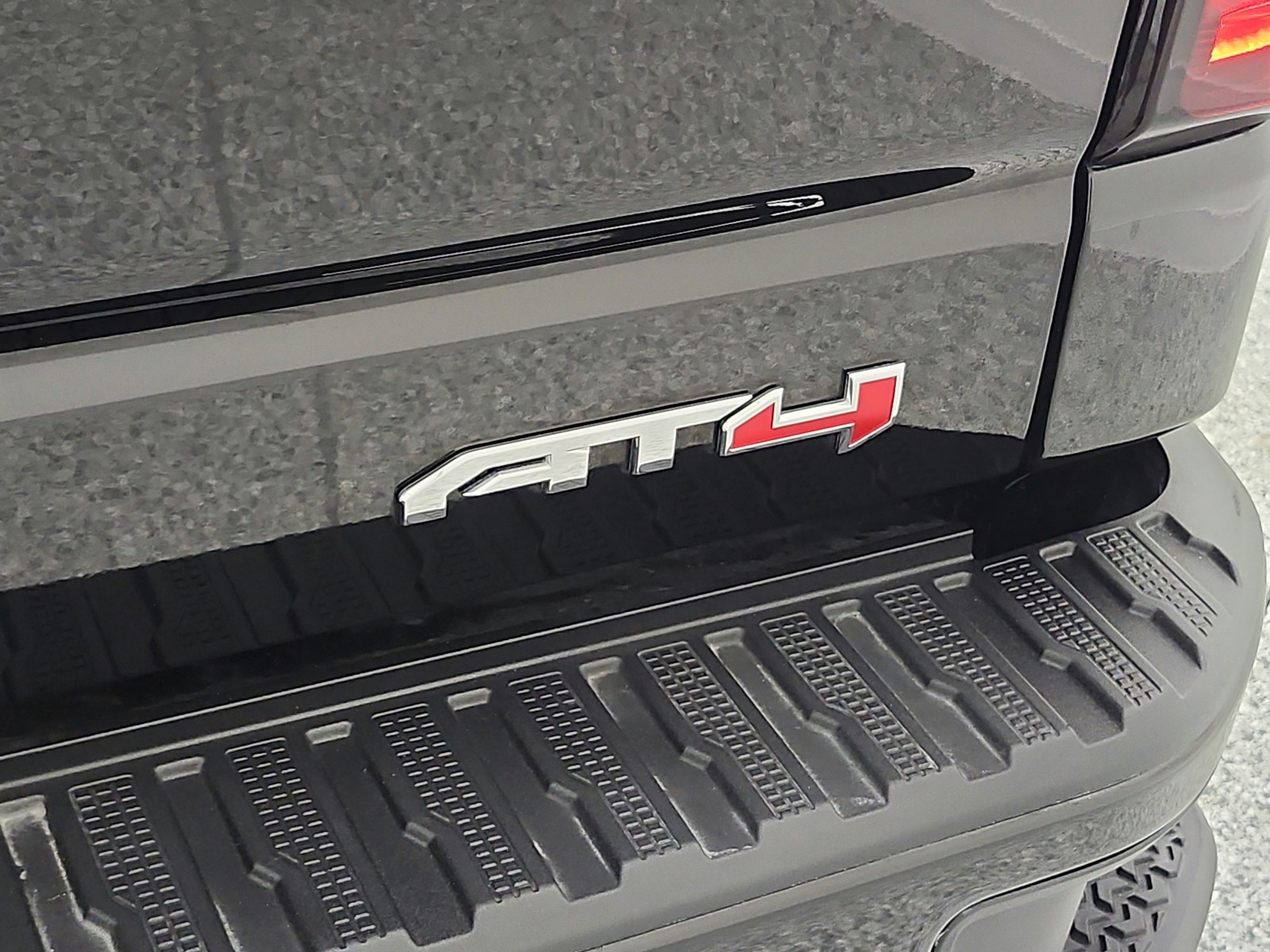 Used 2025 Onyx Black GMC 4WD Crew Cab 147 AT4 image 22