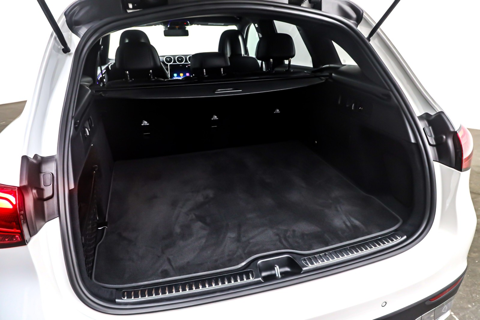 Used 2025 Polar White Mercedes-Benz GLC 300 SUV image 23