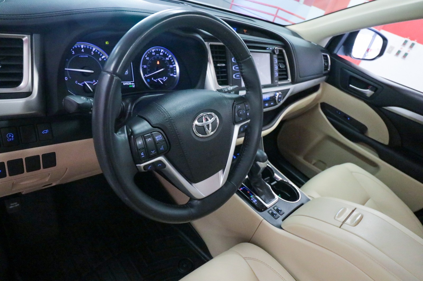 Used Car 2019 Toyota Highlander  Xle For Sale Under $30,000 In Austin, Texas