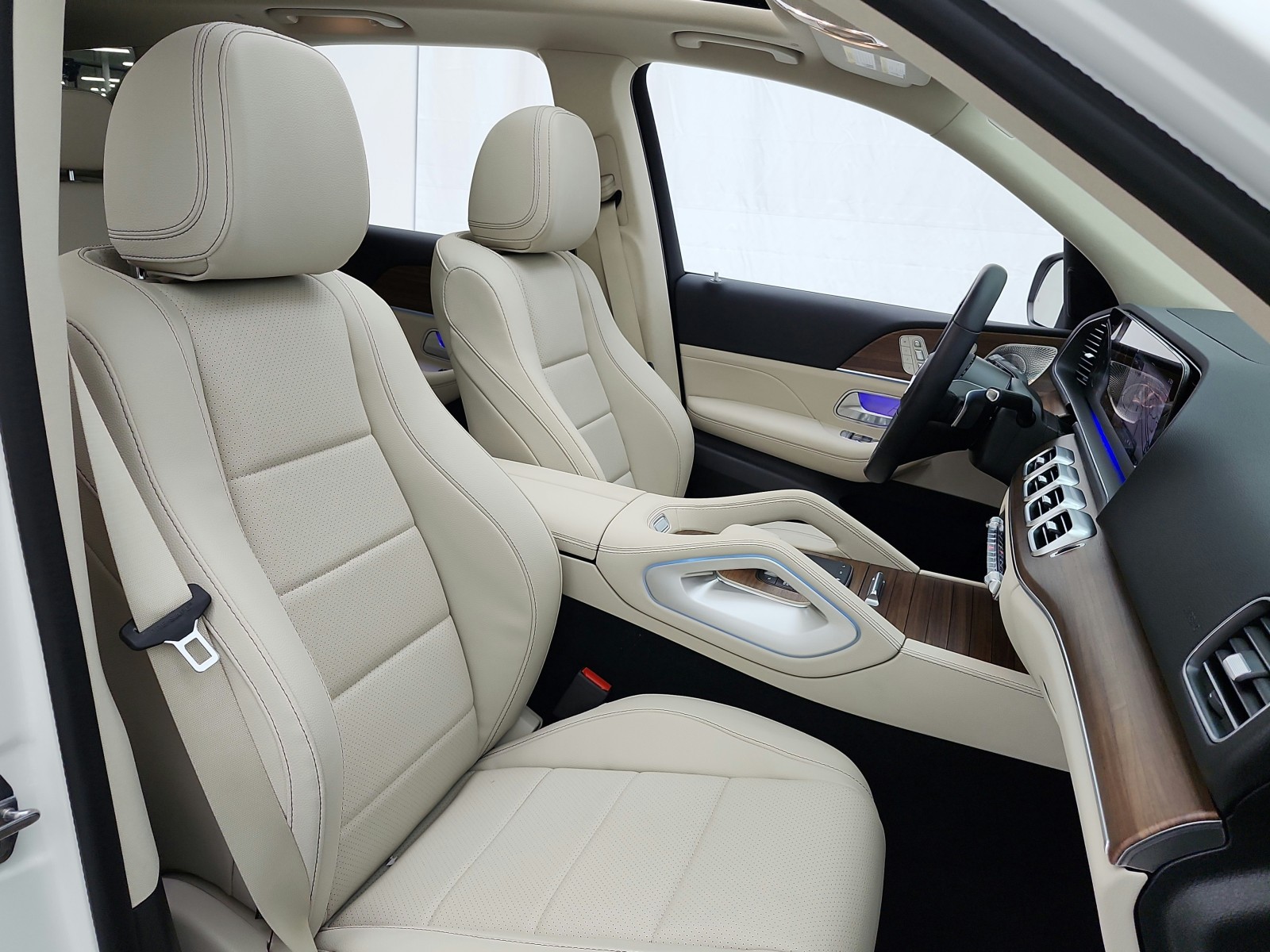 Used 2025 Polar White Mercedes-Benz GLE 450e 4MATIC® SUV image 27