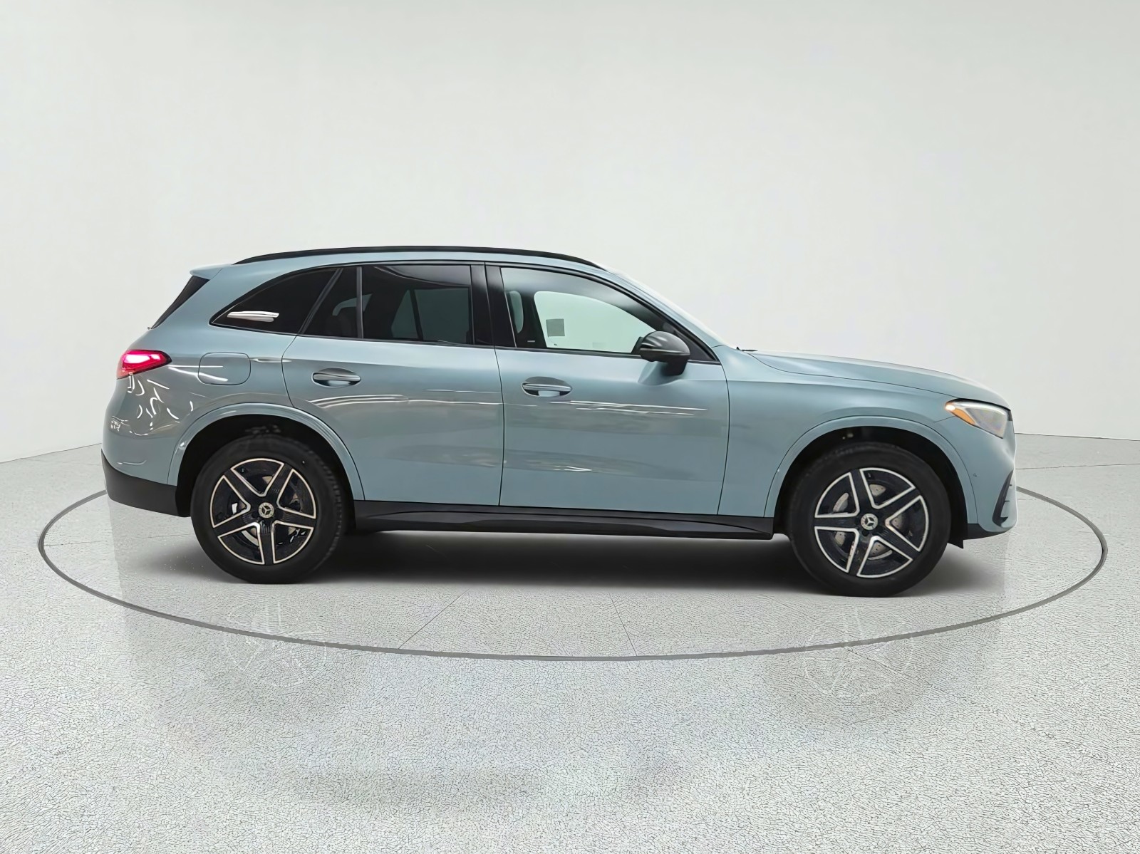 New 2027 Verde Silver Metallic Mercedes-Benz GLC 300 SUV image 4