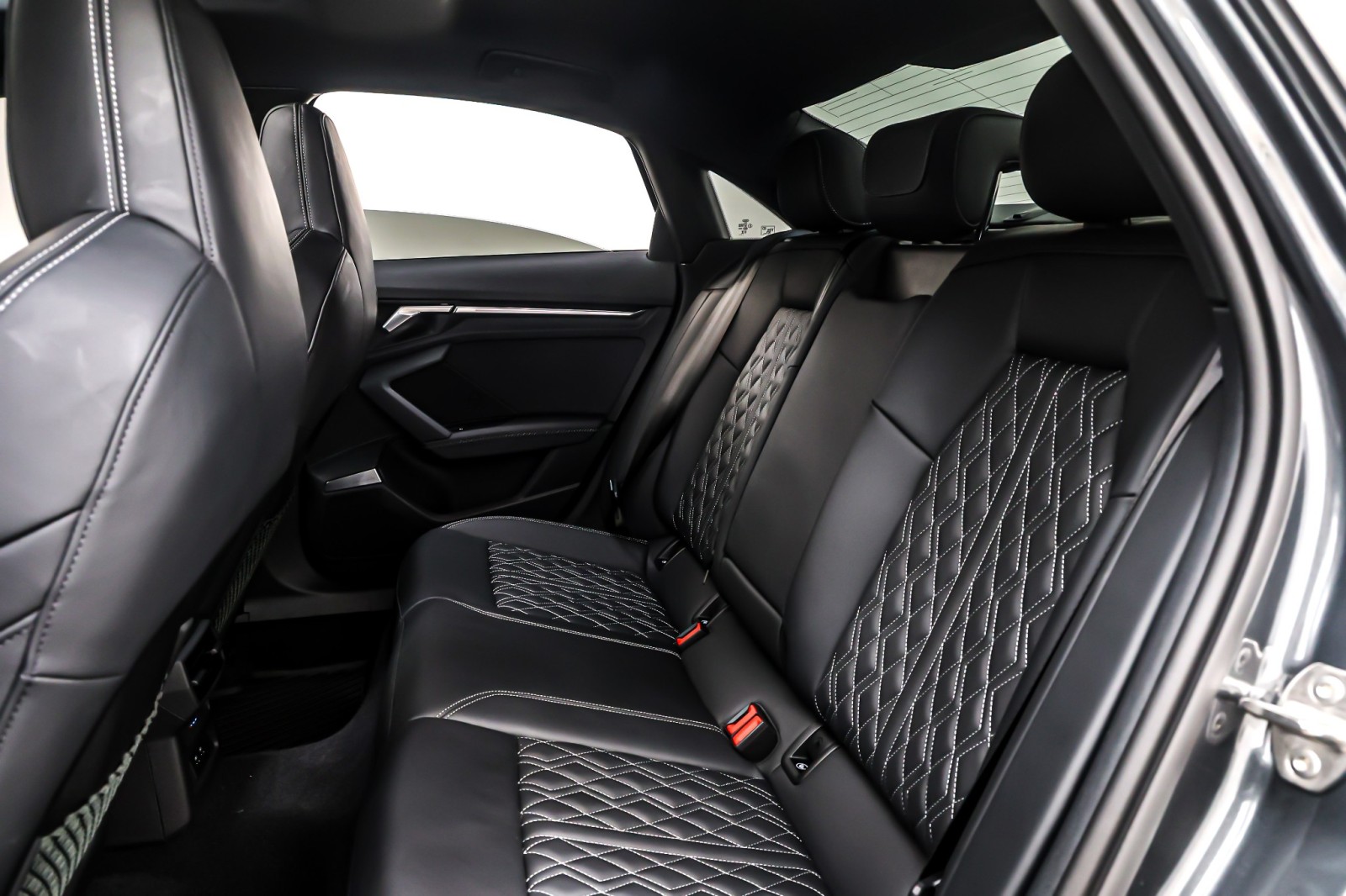 Used 2024 Daytona Gray Pearl Effect Audi Premium Plus 2.0 TFSI quattro image 9