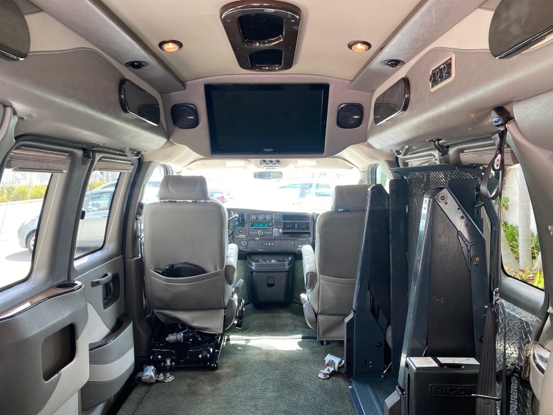 2013 GMC SAVANA HI TOP CONVERSION HANDICAP LIFT LOW MILES 24,857 in , 