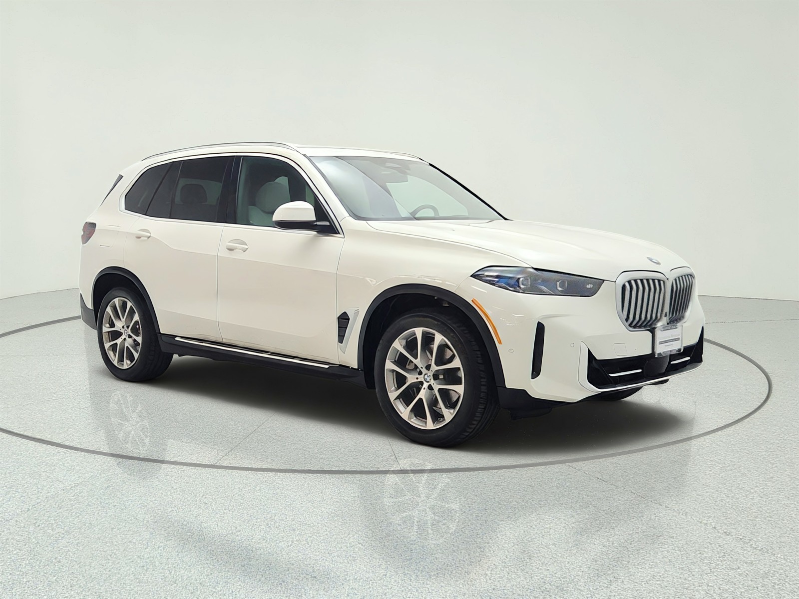Used 2024 Alpine White BMW sDrive40i Sports Activity Vehicle image 3