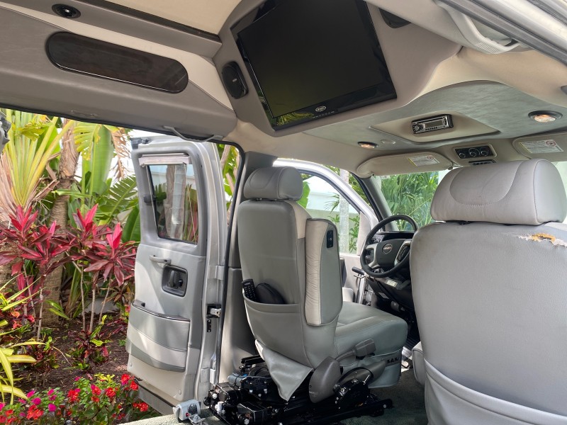 2013 GMC SAVANA HI TOP CONVERSION HANDICAP LIFT LOW MILES 24,857 in , 