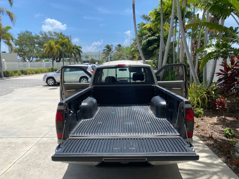 2004 Nissan Frontier 2WD XE LOW MILES 70,694 PU in , 