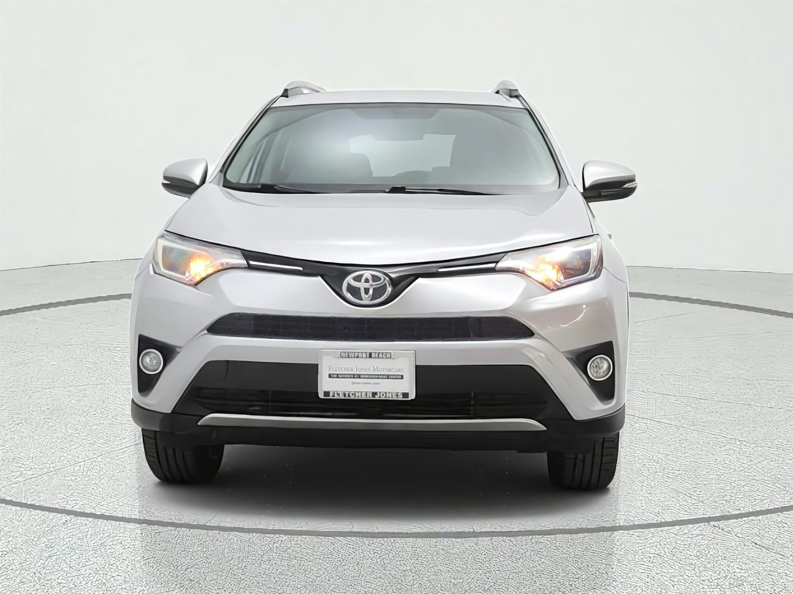 Used 2016 Silver Sky Metallic Toyota FWD 4dr XLE (Natl) image 2