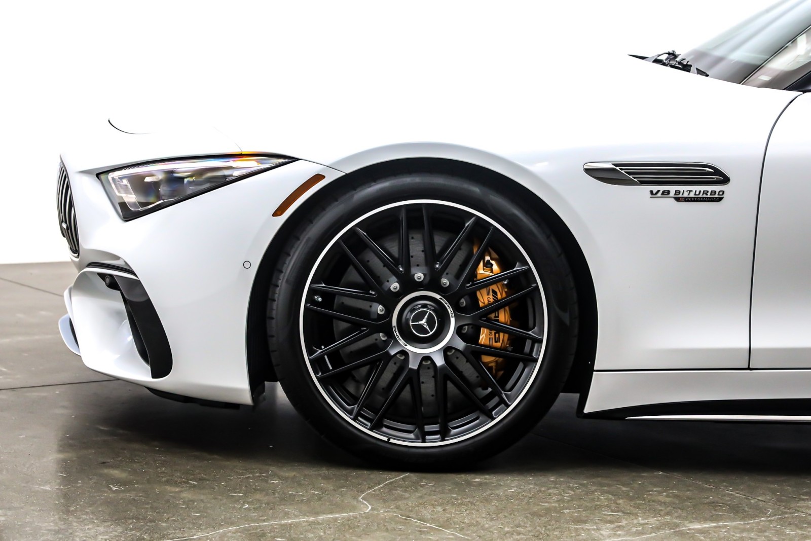 New 2025 MANUFAKTUR Moonlight White Metallic Mercedes-Benz AMG® SL 63 S E Performance Roadster image 10