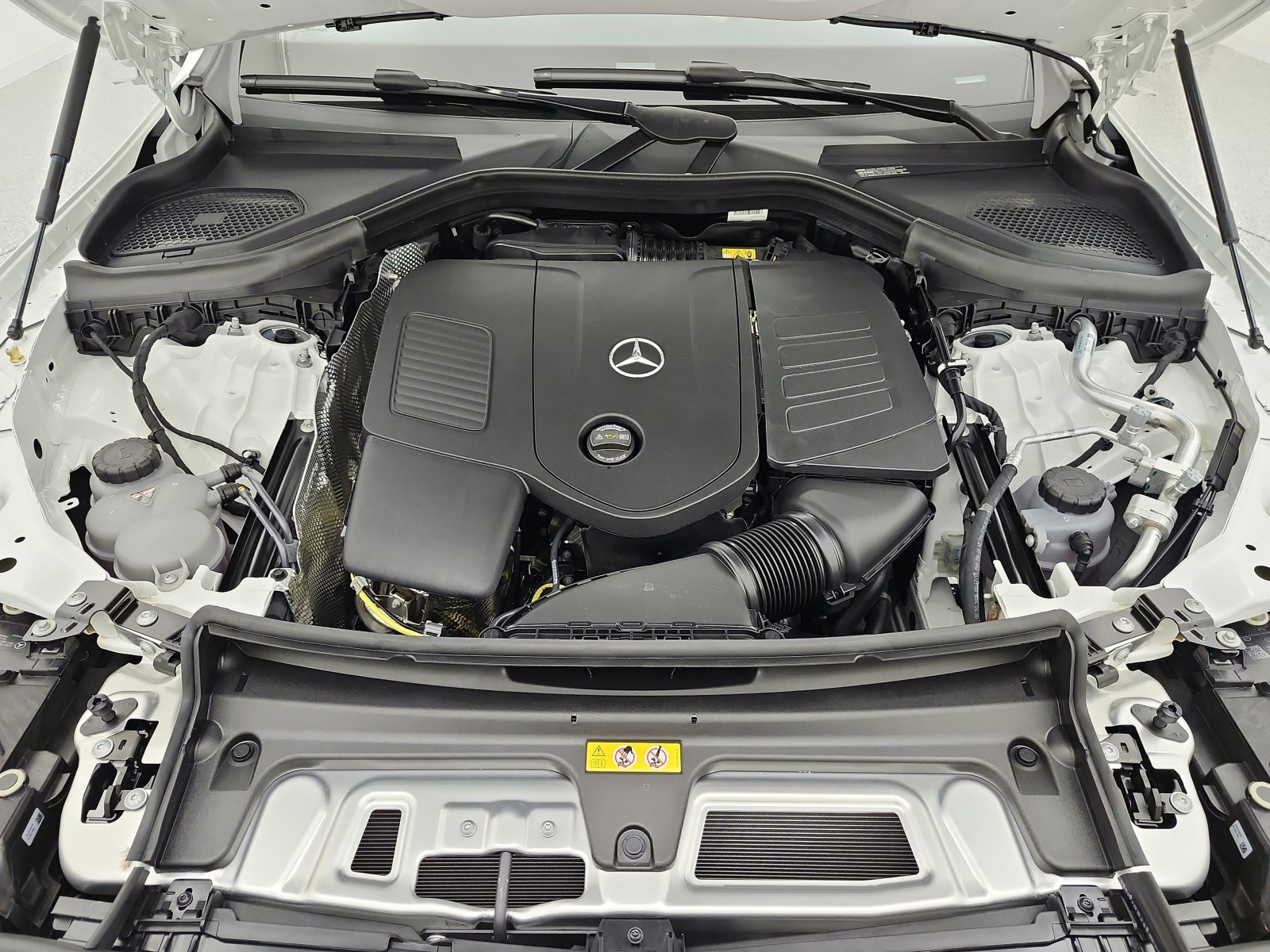 New 2026 Polar White Mercedes-Benz GLC 300 image 12
