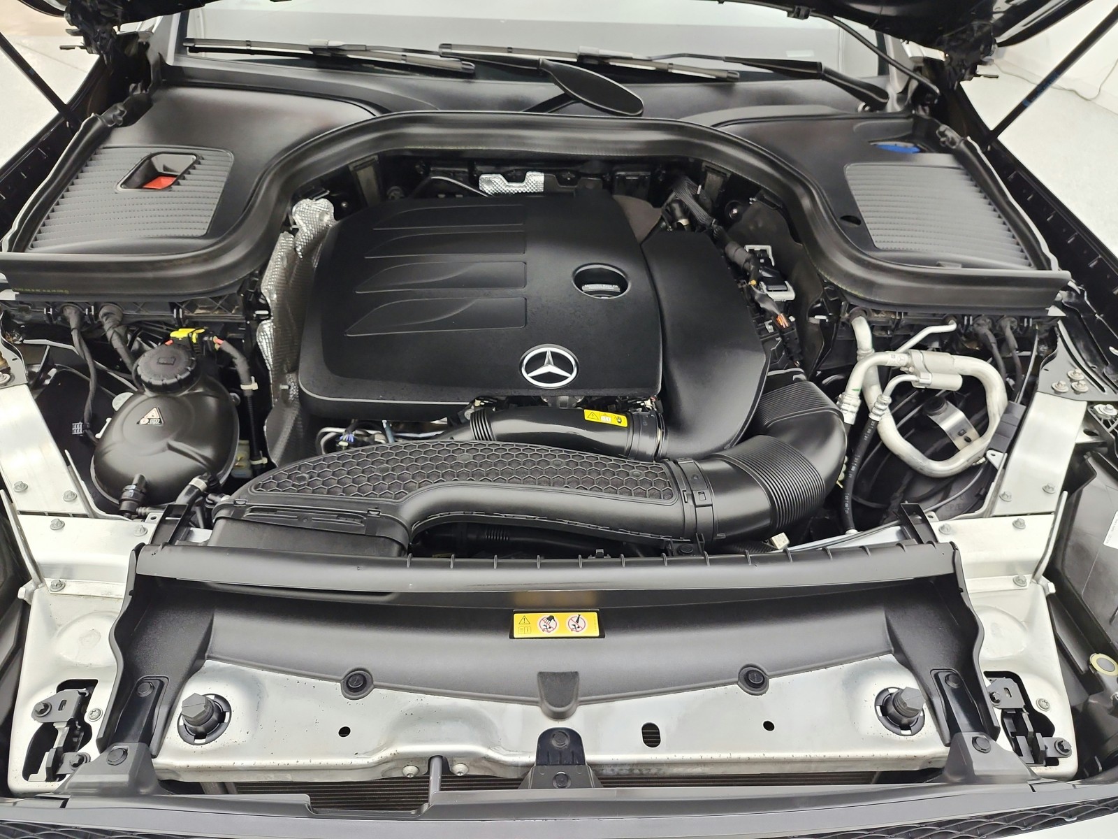 Used 2022 Black Mercedes-Benz GLC 300 SUV image 16