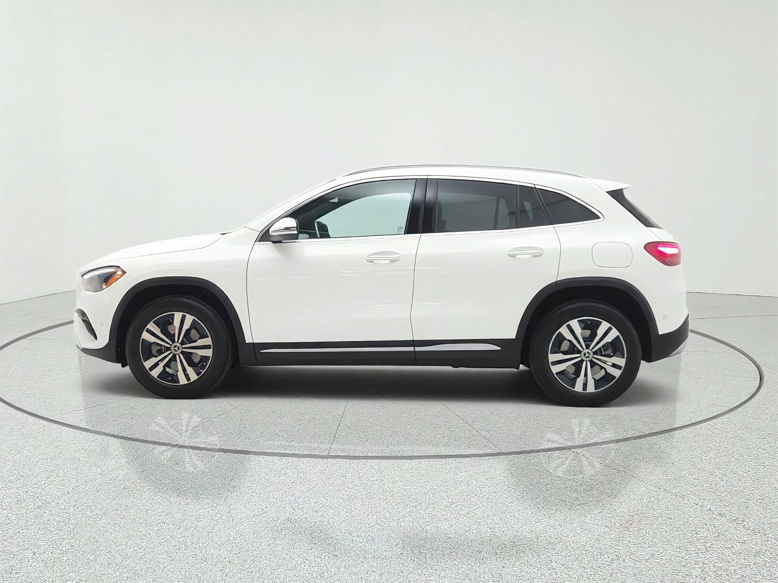 Used 2024 Polar White Mercedes-Benz GLA 250 SUV image 8