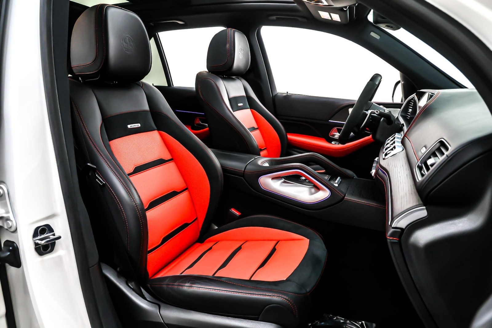 Used 2025 MANUFAKTUR Moonlight White Metal Mercedes-Benz AMG® GLE 53 image 7