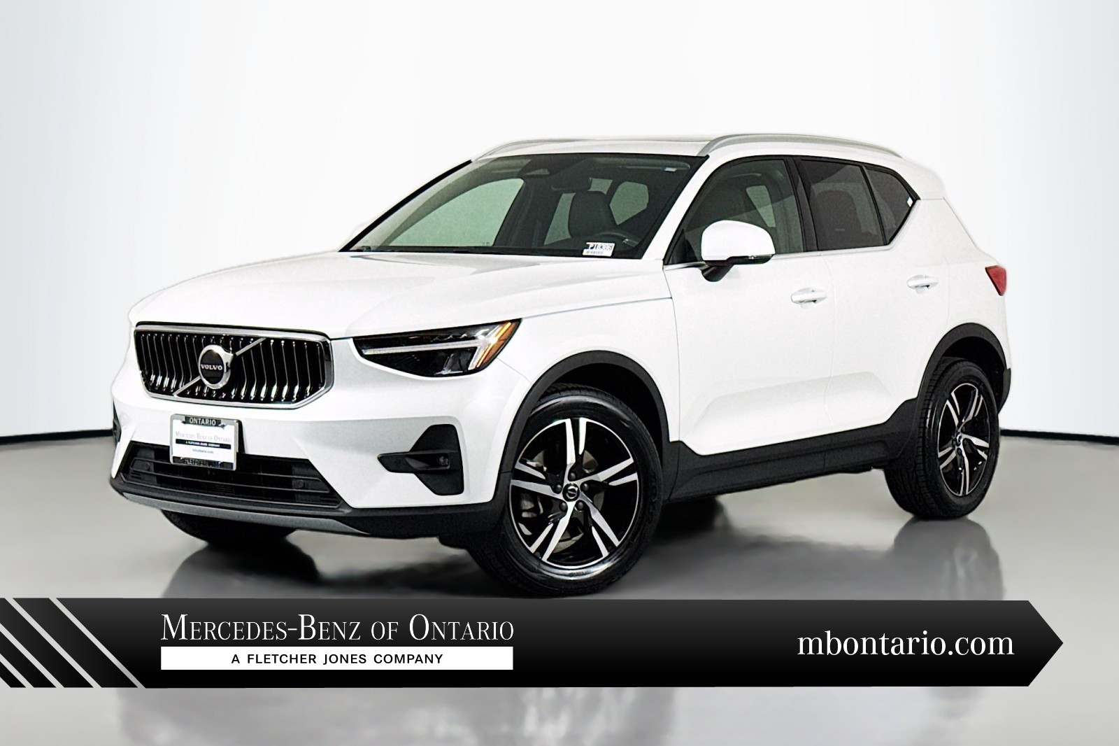CRYSTAL WHITE 2023 Volvo XC40 B5 Plus Bright Theme AWD SUV / Crossover All-Wheel Drive Automatic
