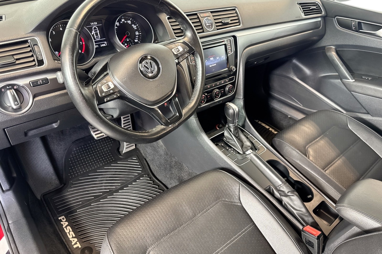 Used 2017 Fortana Red Volkswagen R-Line w/Comfort Pkg image 9