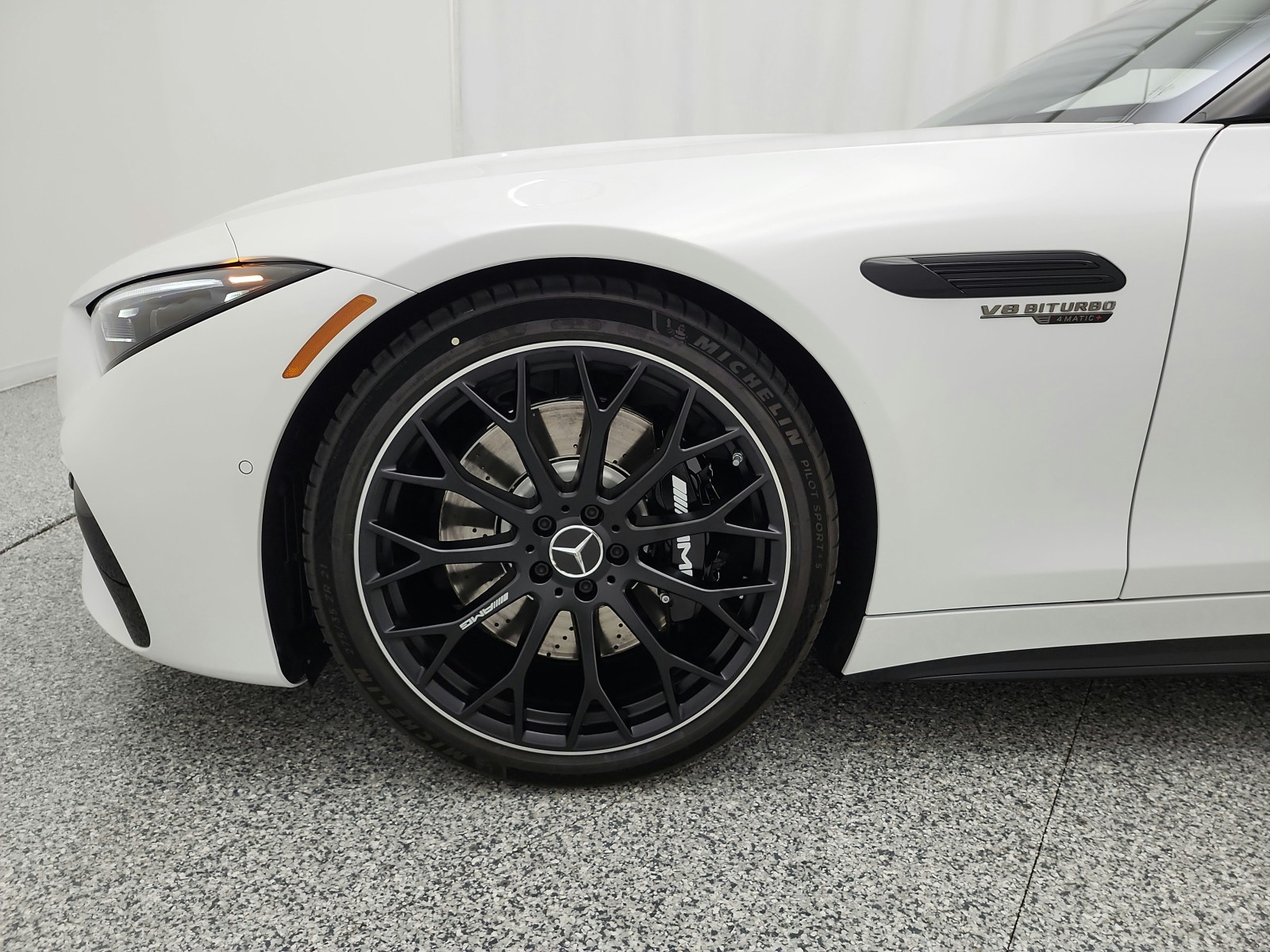 New 2027 MANUFAKTUR Moonlight White Metallic Mercedes-Benz AMG® SL 55 Roadster image 12