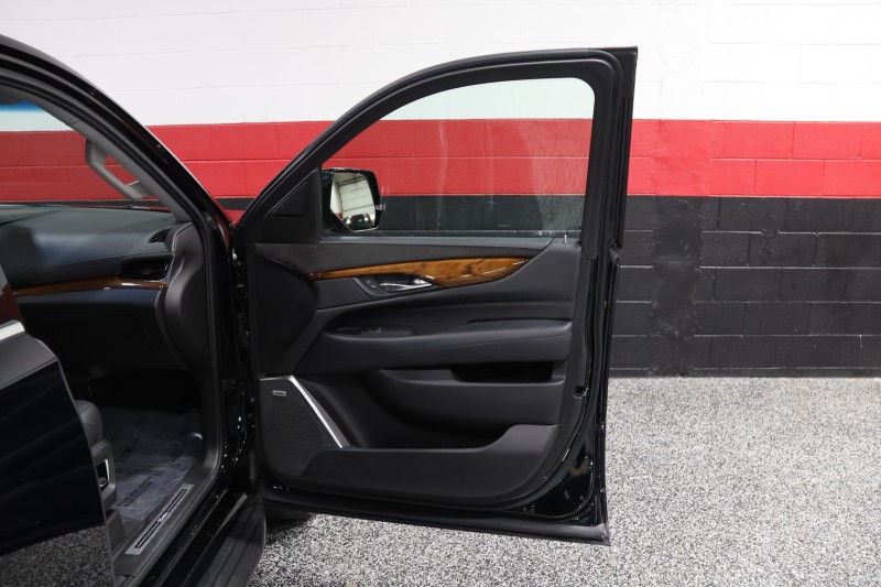 2016 Cadillac Escalade ESV Luxury Collection 4WD 4dr Suv in , 