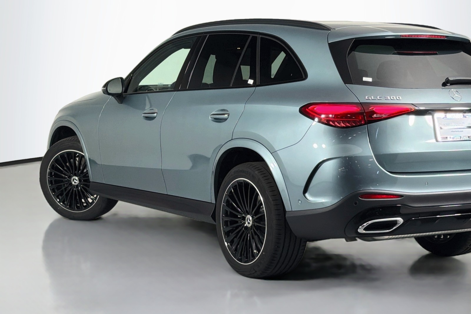 New 2027 Verde Silver Metallic Mercedes-Benz GLC 300 SUV image 14