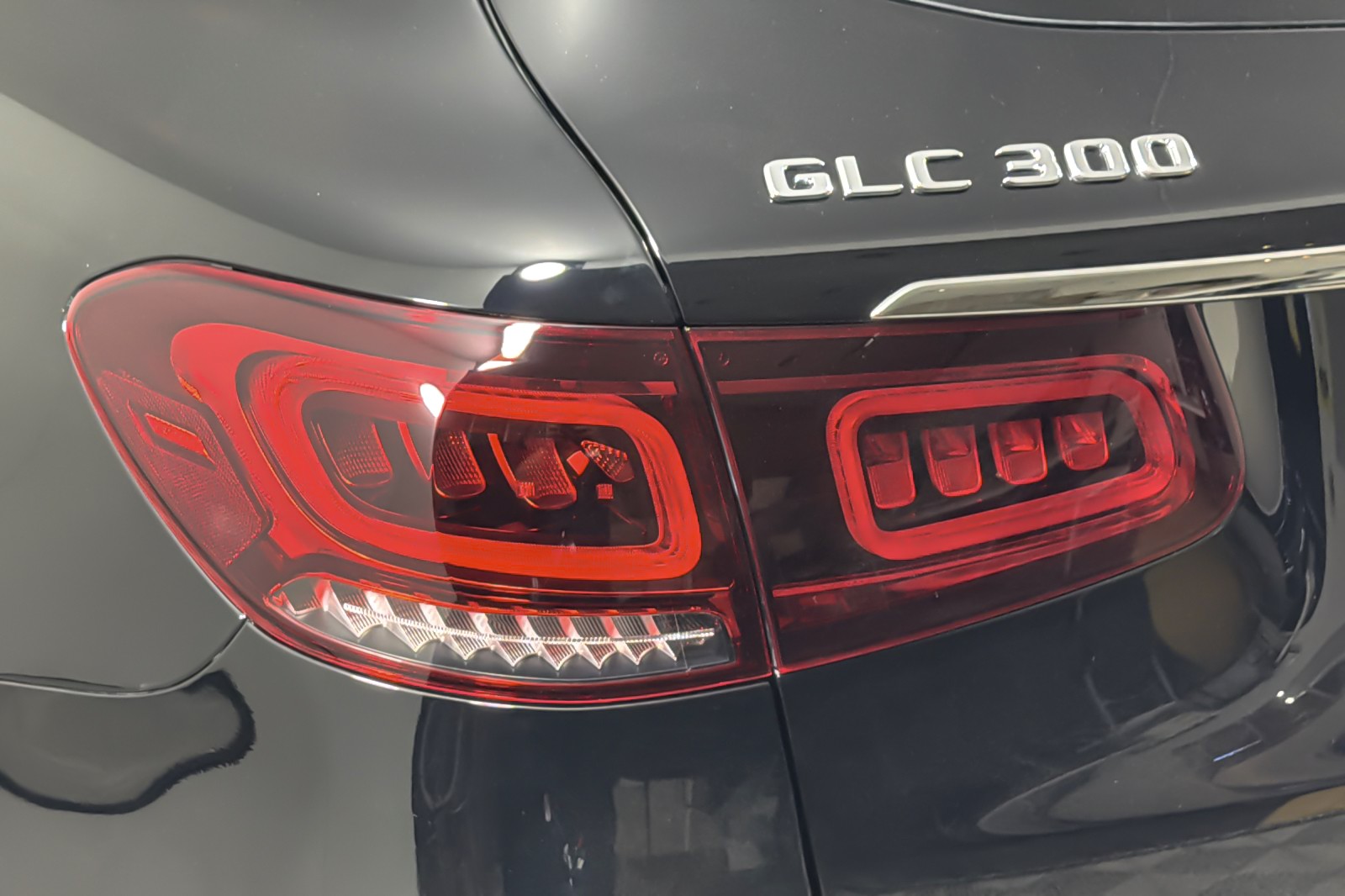 Used 2022 Black Mercedes-Benz GLC 300 SUV image 26