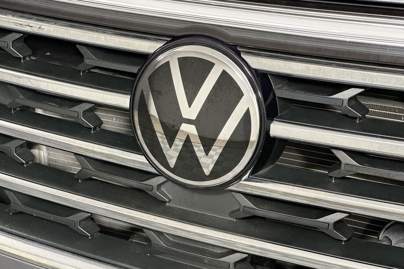 Used 2024 Platinum Gray Metallic Volkswagen 2.0T SE image 16