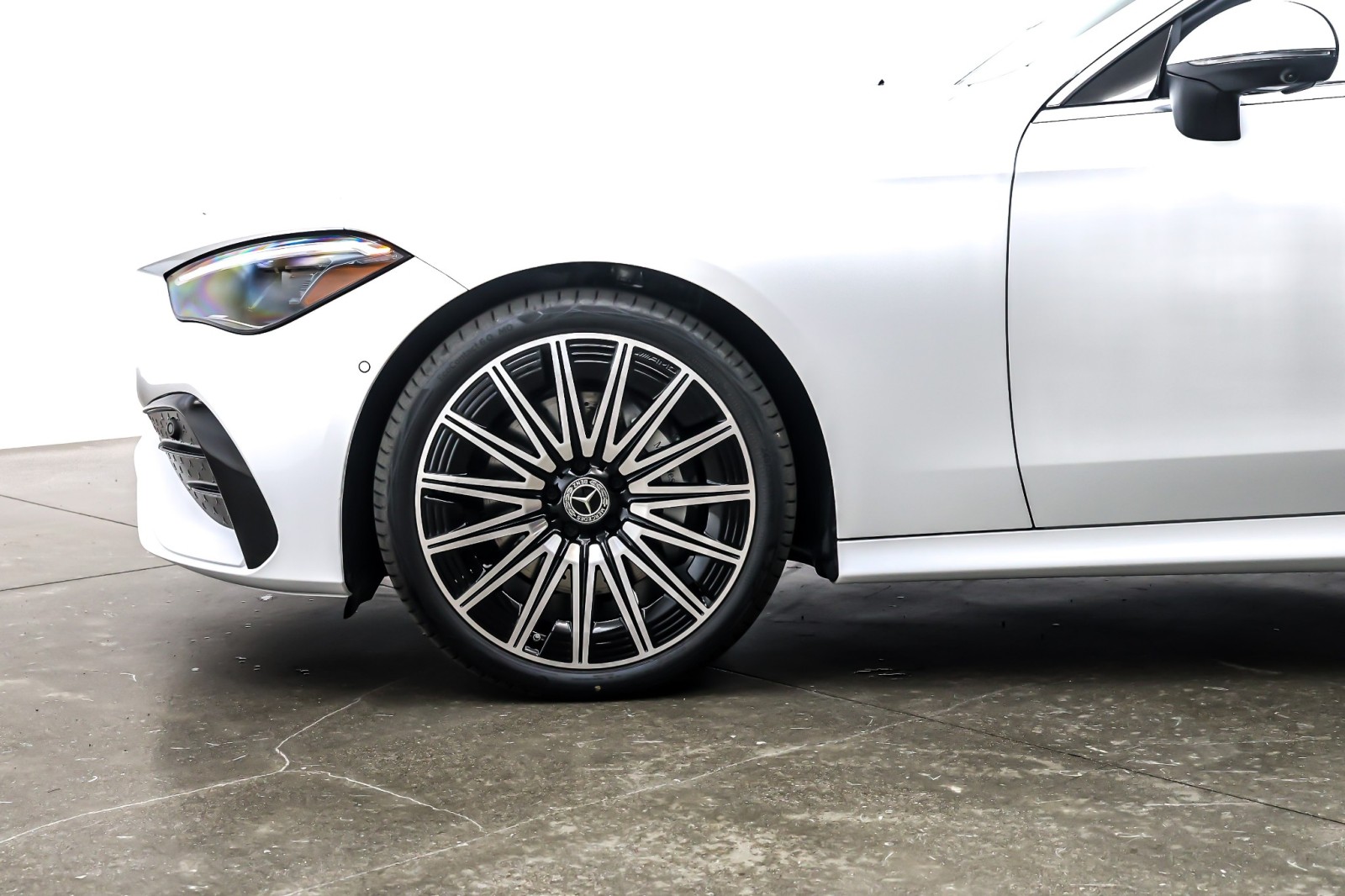 New 2026 MANUFAKTUR Moonlight White Metallic Mercedes-Benz CLE 300 image 10