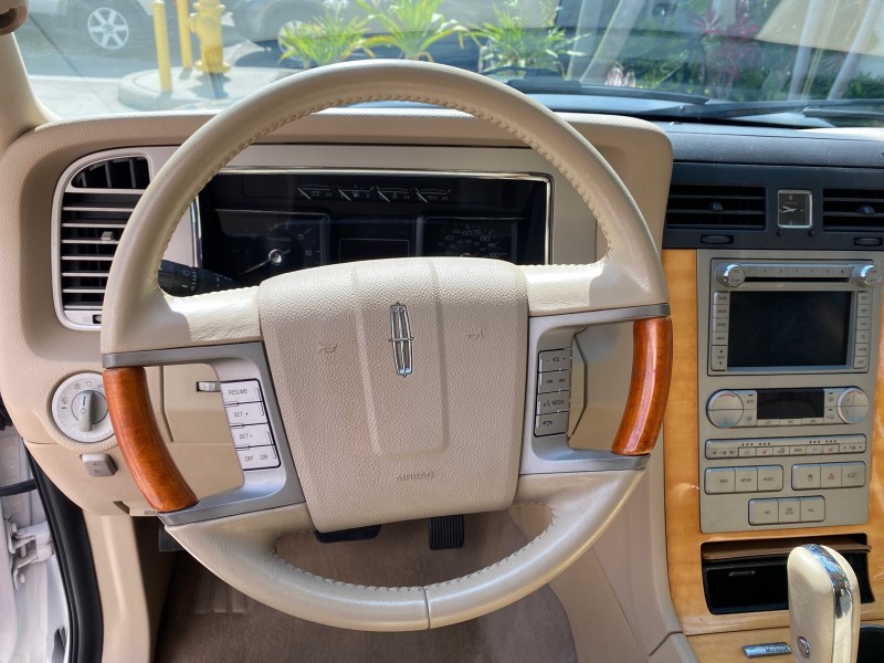 2010 Lincoln Navigator 4WD SUNROOF LOW MILES 31,209 in , 