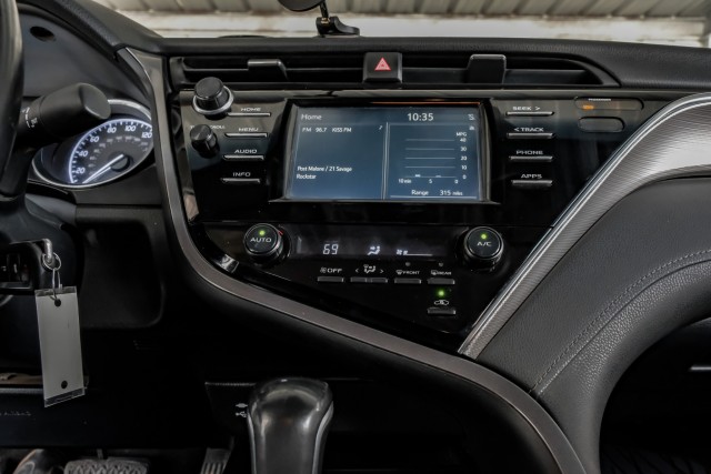 2018 Toyota Camry XLE 24