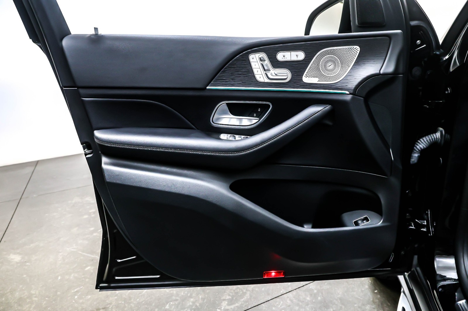 Certified Used 2022 Obsidian Black Metallic Mercedes-Benz GLE 450 4MATIC® SUV image 21