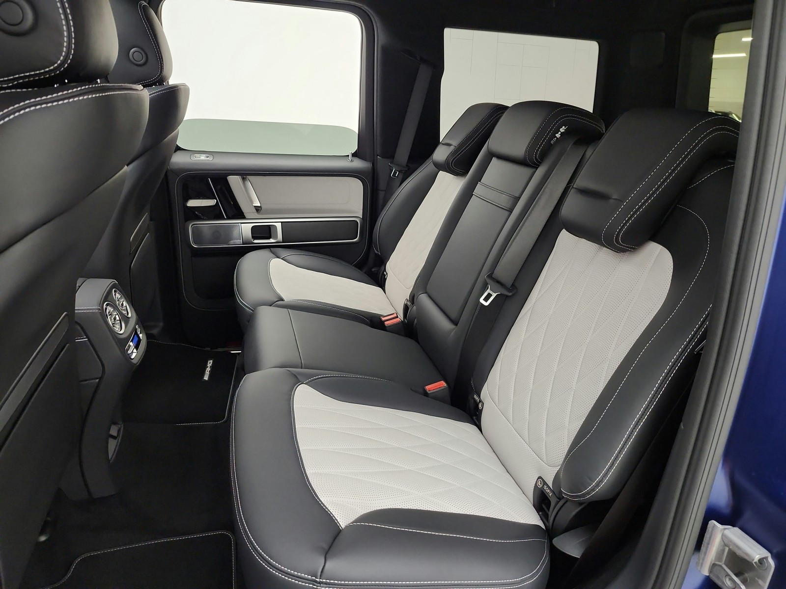 New 2027 MANUFAKTUR Exclusive Brilliant Blue Magno Mercedes-Benz G 580e SUV image 11