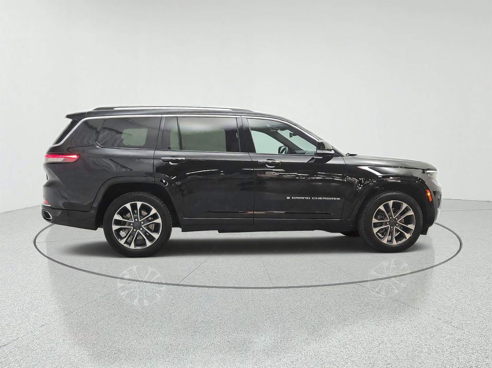 Used 2021 Diamond Black Crystal Pearlcoat Jeep Overland 4x4 image 4