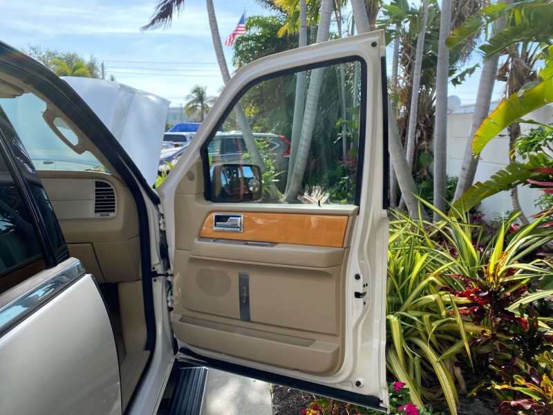 2010 Lincoln Navigator 4WD SUNROOF LOW MILES 31,209 in , 