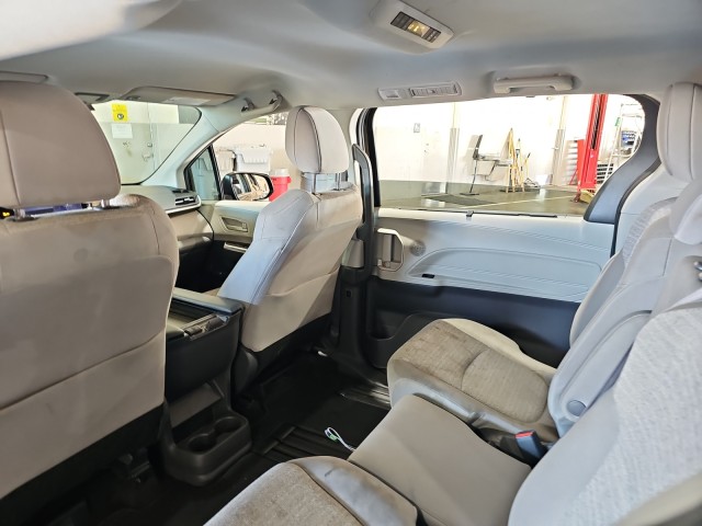 2021 Toyota Sienna LE 16