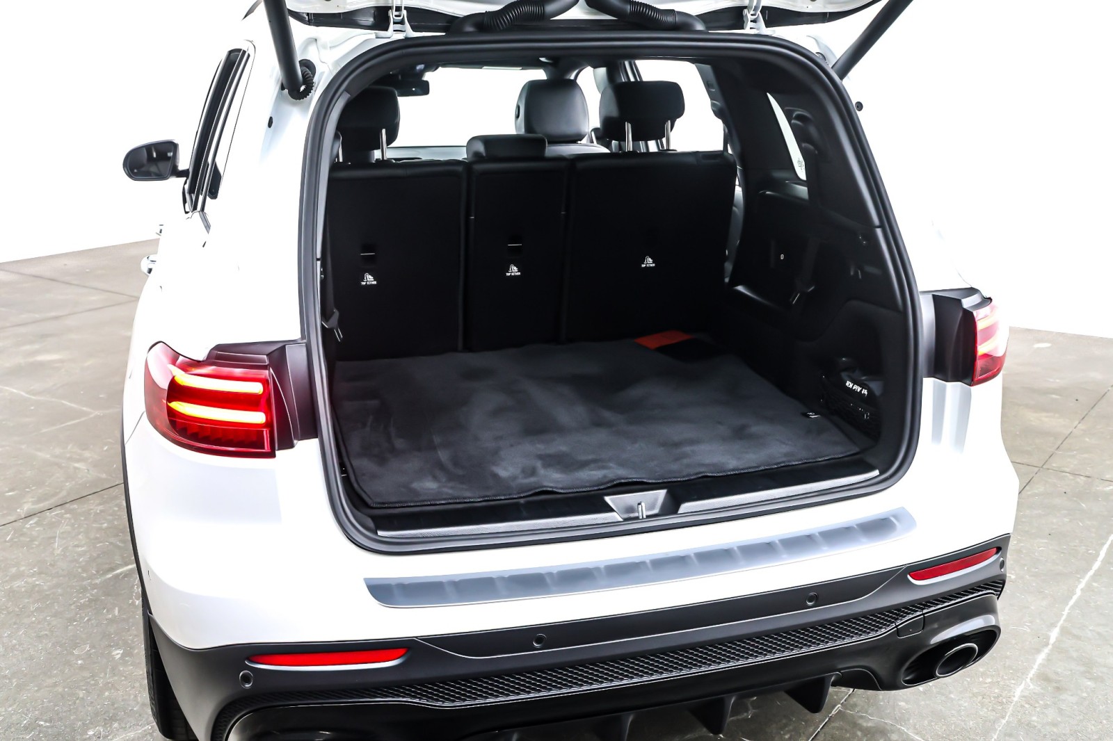 Used 2025 Polar White Mercedes-Benz AMG® GLB 35 4MATIC SUV image 24